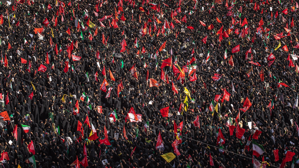 وقتی که همه دنیا چشم شد و خیره به تابوتهای شهدا دوخته شد وقتی که همه دنیا چشم شد و خیره به تابوتهای شهدا دوخته شد