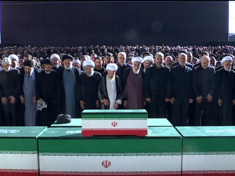 وقتی که همه دنیا چشم شد و خیره به تابوتهای شهدا دوخته شد وقتی که همه دنیا چشم شد و خیره به تابوتهای شهدا دوخته شد