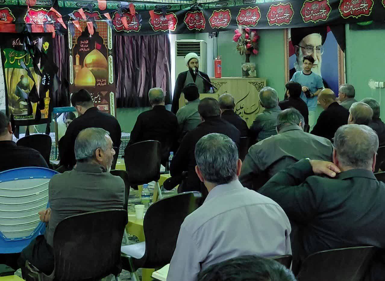 شعار سال اربعین را با مشت گره کرده رهبر شهید، سردر موکبها نصب کنیم شعار سال اربعین را با مشت گره کرده رهبر شهید، سردر موکبها نصب کنیم