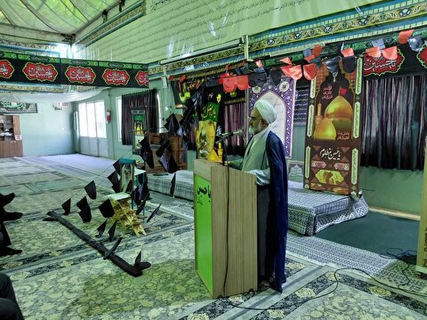 شعار سال اربعین را با مشت گره کرده رهبر شهید، سردر موکب‌ها نصب کنیم